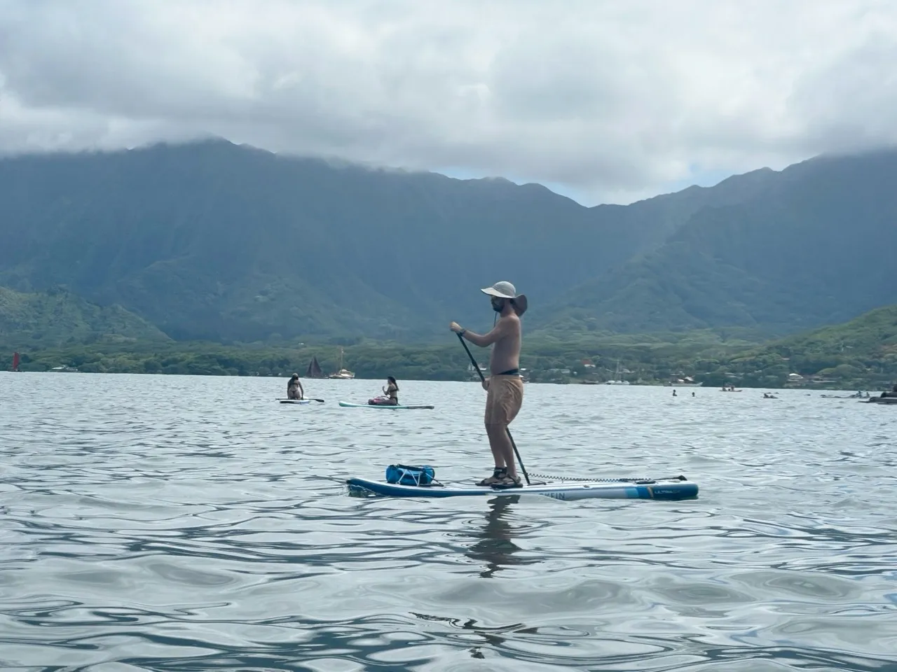 Paddleboarding to Mokoliʻi Island